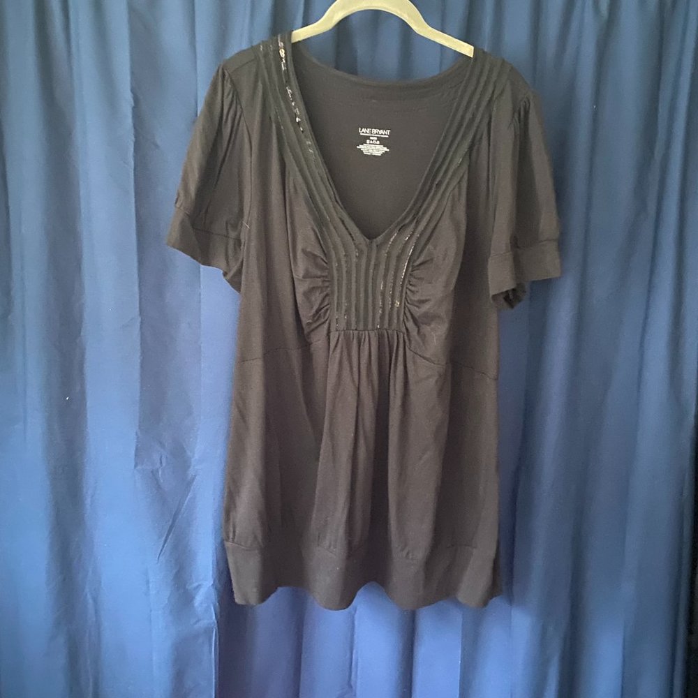 NWOT- LANE BRYANT BLACK V-NECK WITH SEQUENCE DESIGN TOP